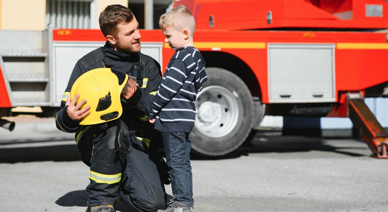 Les sapeurs-pompiers de Questembert commencent à distribuer leur calendrier  2024 ce samedi